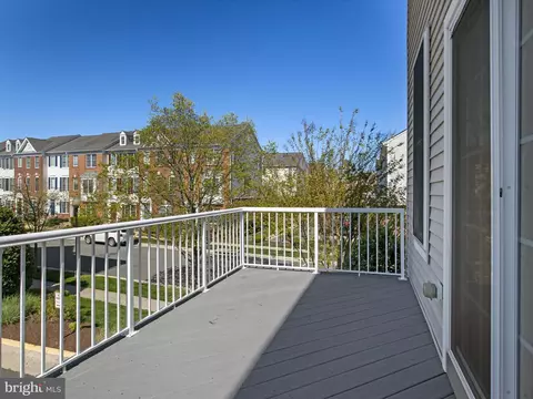 Exterior - 42760 Nations St, Chantilly, VA 20152 photo 5 of 7