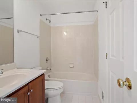 Bath - 42760 Nations St, Chantilly, VA 20152 photo 4 of 4