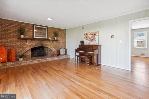 Living - 23 Butternut Way, Sterling, VA 20164 photo 2 of 4