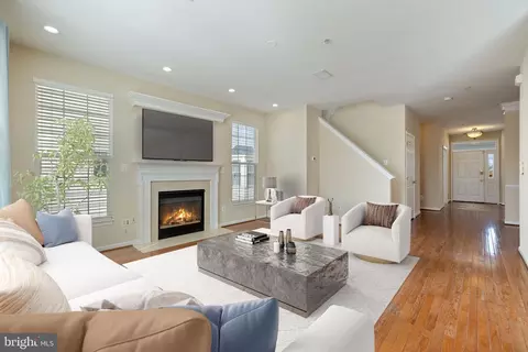 Living - 42903 Center St, Chantilly, VA 20152 photo 2 of 17