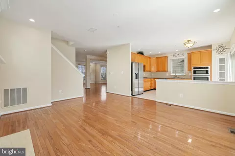 Living - 42903 Center St, Chantilly, VA 20152 photo 12 of 17