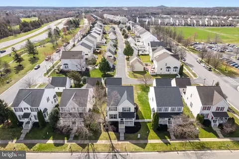 View/Area - 42903 Center St, Chantilly, VA 20152 photo 3 of 7