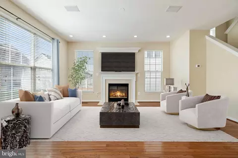 Living - 42903 Center St, Chantilly, VA 20152 photo 3 of 17