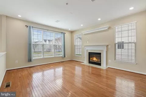 Living - 42903 Center St, Chantilly, VA 20152 photo 10 of 17