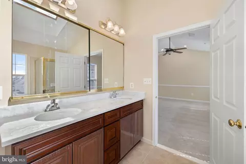Bath - 42903 Center St, Chantilly, VA 20152 photo 6 of 8