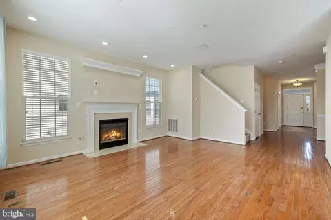 Living - 42903 Center St, Chantilly, VA 20152 photo 11 of 17