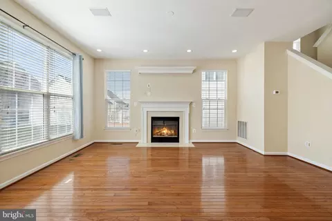Living - 42903 Center St, Chantilly, VA 20152 photo 13 of 17