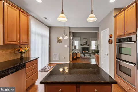 Kitchen - 20495 Crescent Pointe Pl, Ashburn, VA 20147 photo 7 of 8