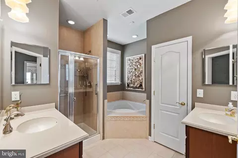 Bath - 20495 Crescent Pointe Pl, Ashburn, VA 20147 photo 2 of 4