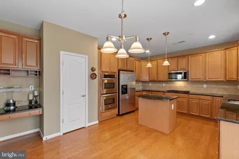 Kitchen - 20495 Crescent Pointe Pl, Ashburn, VA 20147 photo 2 of 8