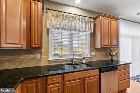 Kitchen - 20495 Crescent Pointe Pl, Ashburn, VA 20147 photo 5 of 8