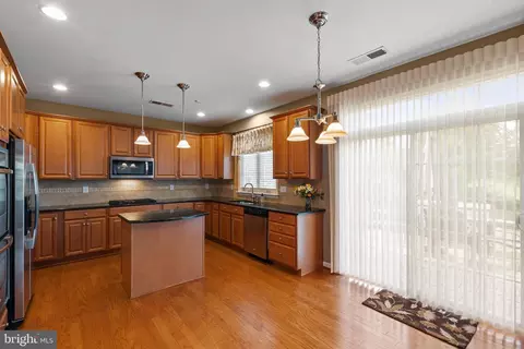 Kitchen - 20495 Crescent Pointe Pl, Ashburn, VA 20147 photo 3 of 8