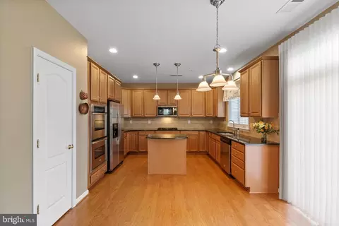 Kitchen - 20495 Crescent Pointe Pl, Ashburn, VA 20147 photo 1 of 8