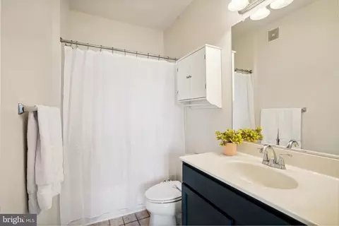 Bath - 43935 Hickory Corner Ter #101, Ashburn, VA 20147 photo 2 of 2