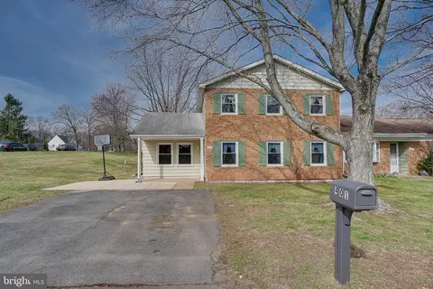 401 Harding Ct, Sterling, VA 20164