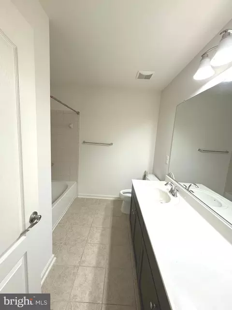 Bath - 23212 Tradewind Dr, Brambleton, VA 20148 photo 3 of 4