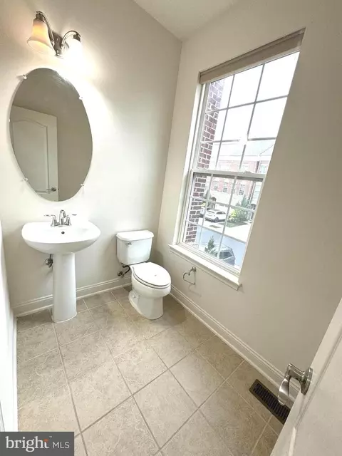 Bath - 23212 Tradewind Dr, Brambleton, VA 20148 photo 1 of 4