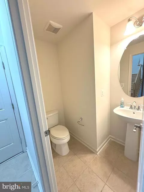 Bath - 23212 Tradewind Dr, Brambleton, VA 20148 photo 4 of 4