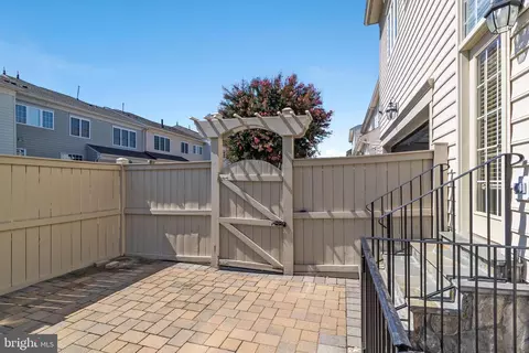 Exterior - 24902 Earlsford Dr, Chantilly, VA 20152 photo 4 of 4