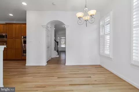 Entry Way - 24902 Earlsford Dr, Chantilly, VA 20152 photo 4 of 12