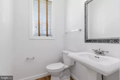 Entry Way - 24902 Earlsford Dr, Chantilly, VA 20152 photo 5 of 12