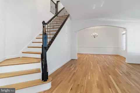 Entry Way - 24902 Earlsford Dr, Chantilly, VA 20152 photo 2 of 12