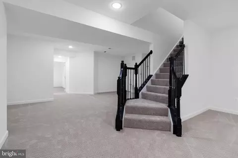 Entry Way - 24902 Earlsford Dr, Chantilly, VA 20152 photo 10 of 12