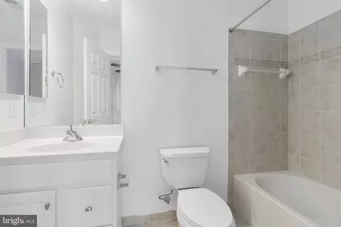 Bath - 24902 Earlsford Dr, Chantilly, VA 20152 photo 3 of 5