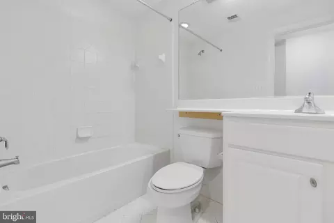 Bath - 24902 Earlsford Dr, Chantilly, VA 20152 photo 5 of 5