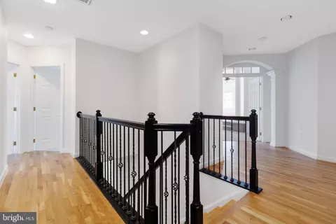 Entry Way - 24902 Earlsford Dr, Chantilly, VA 20152 photo 6 of 12