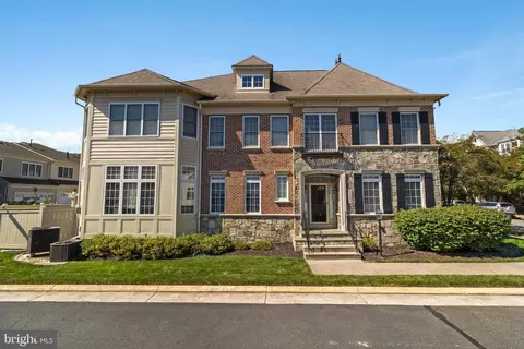 Exterior - 24902 Earlsford Dr, Chantilly, VA 20152 photo 1 of 4