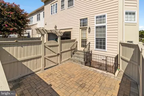 Exterior - 24902 Earlsford Dr, Chantilly, VA 20152 photo 3 of 4