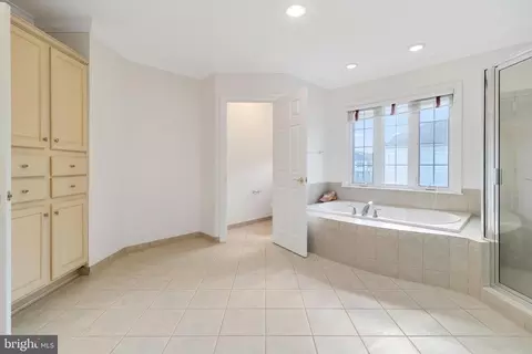 Bath - 24902 Earlsford Dr, Chantilly, VA 20152 photo 2 of 5