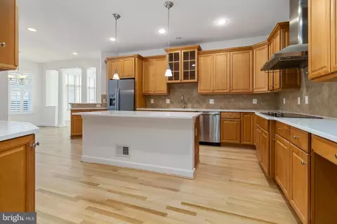 Kitchen - 24902 Earlsford Dr, Chantilly, VA 20152 photo 3 of 4