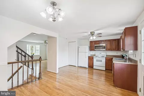 Living - 7 Clinton Ct, Sterling, VA 20165 photo 3 of 3