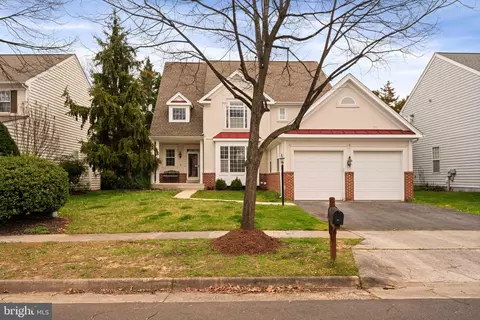 43232 Darkwoods St, Chantilly, VA 20152