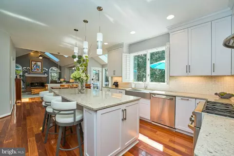 Kitchen - 21315 Windrush Ct, Sterling, VA 20165 photo 4 of 5