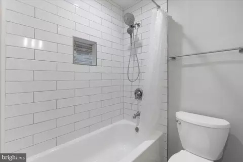 Bath - 21094 Cornerpost Sq, Ashburn, VA 20147 photo 4 of 5