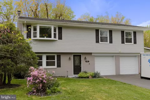 800 E Dickenson Ct, Sterling, VA 20164