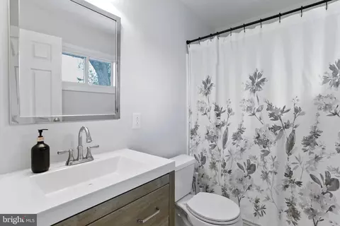 Bath - 800 E Dickenson Ct, Sterling, VA 20164 photo 3 of 3