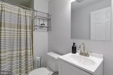 Bath - 800 E Dickenson Ct, Sterling, VA 20164 photo 1 of 3