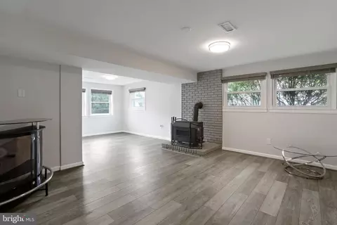 Living - 800 E Dickenson Ct, Sterling, VA 20164 photo 1 of 1
