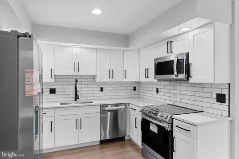 Kitchen - 43474 Postrail Sq, Ashburn, VA 20147 photo 2 of 2