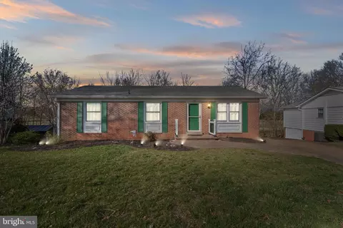 114 Governors Dr SW, Leesburg, VA 20175