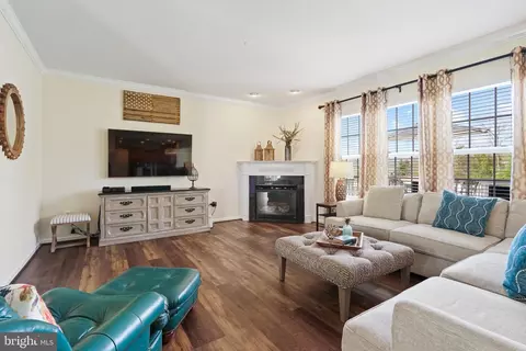 Living - 25935 Gregory Ct, Chantilly, VA 20152 photo 5 of 13