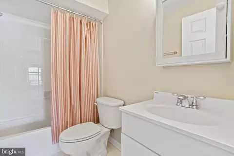 Bath - 25935 Gregory Ct, Chantilly, VA 20152 photo 6 of 6