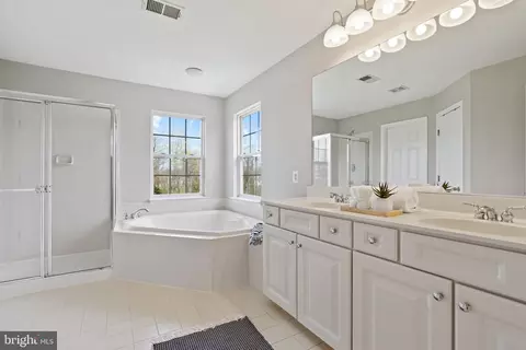Bath - 25935 Gregory Ct, Chantilly, VA 20152 photo 5 of 6