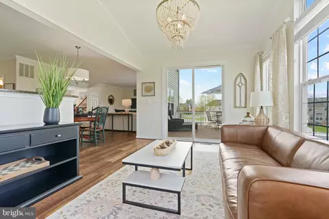 Living - 25935 Gregory Ct, Chantilly, VA 20152 photo 7 of 13