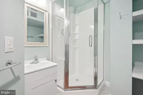 Bath - 45 Bickel Ct, Sterling, VA 20165 photo 2 of 2