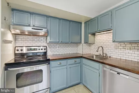 Kitchen - 45 Bickel Ct, Sterling, VA 20165 photo 2 of 2